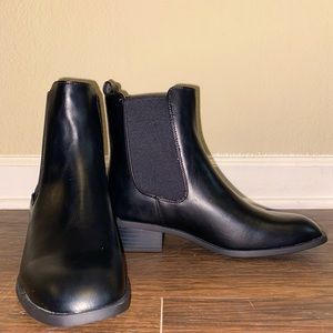 Vernetta Chelsea Boots